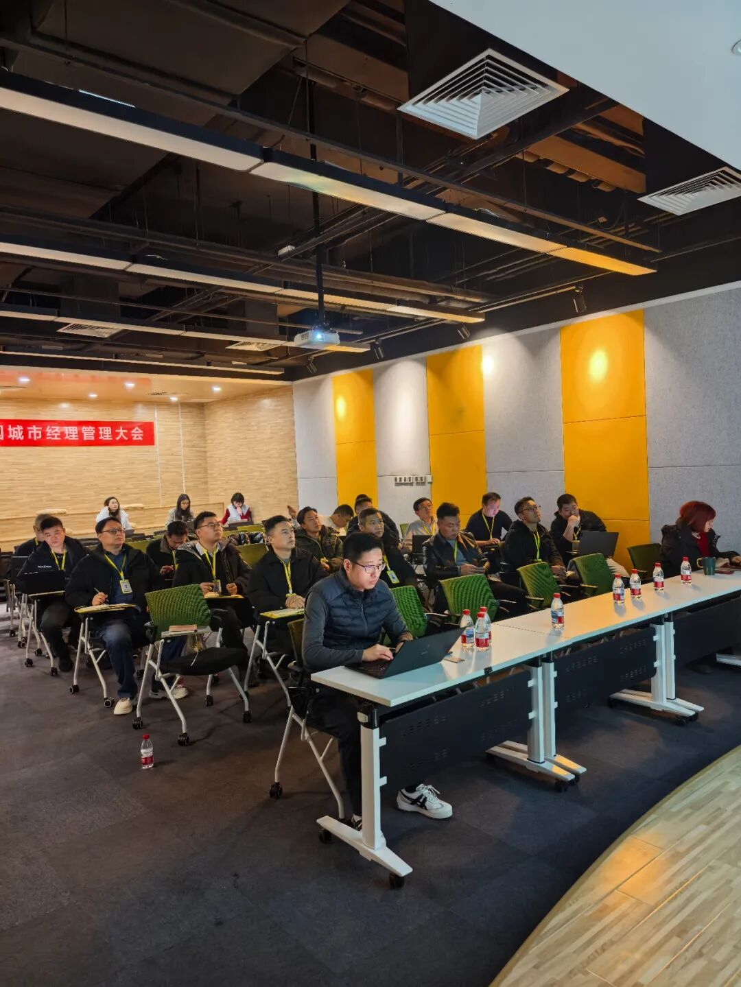 装小蜜团队工作照